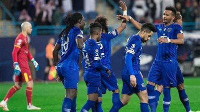 الهلال السعودي يتقدم على الاتحاد بثلاثية في الشوط الأول