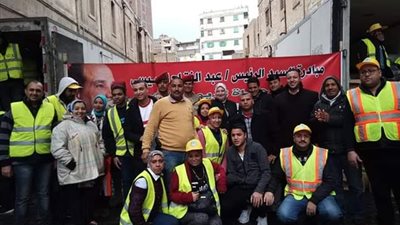 رئيس حي الجمرك تشارك في توزيع مواد غذائية مبادرة 