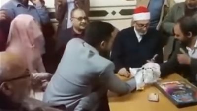 زفاف بلغة الإشارة .. عروس تشارك والدها فرحة كتب كتابها