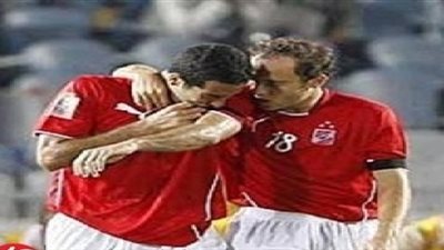 قصة صورة.. أبوتريكة يقبل شارة محمد عبدالوهاب