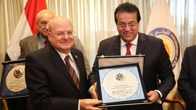 صور| وزير التعليم العالي يكرم رئيس جامعة الزقازيق 