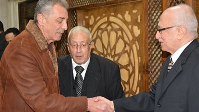 محمود حميدة يصل عزاء مدير التصوير الراحل محسن نصر 