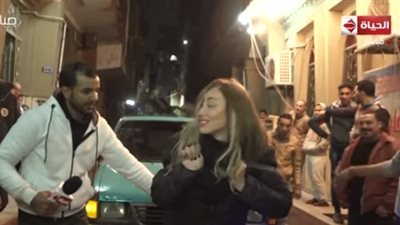 فيديو | الإعلامية ريهام سعيد تسحب سيارة نصف نقل بحبل 