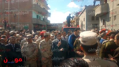 فيديو وصور| محافظ البحيرة يتقدم جنازة الشهيد محمد ابراهيم سعفان