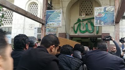 صور.. وصول جثمان خالد توحيد مسجد مصطفى محمود