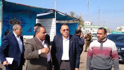 صور| محافظ الشرقية يتابع أعمال رفع القمامة في أبوكبير