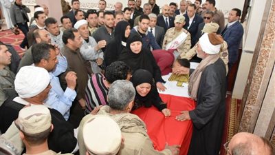 صور| جنازة عسكرية مهيبة لشهيد الدرب الأحمر