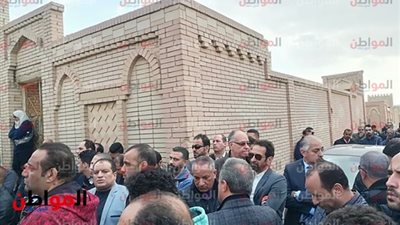 صور..أحمد موسي يحضر جنازة خالد توحيد