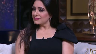 فيديو| ميرنا وليد تعلق على فستان رانيا يوسف .. وهذا موقفها من «البوس»