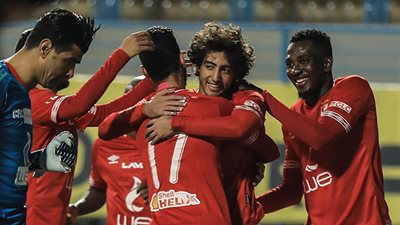 فيديو.. الأهلي يهرب من كمين الداخلية بثلاثية ويواصل الزحف نحو الصدارة