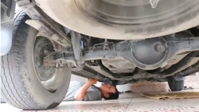 فيديو| يا ساتر يارب.. شيء غريب أسفل سيارة هذا الرجل!