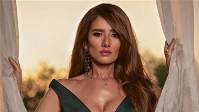 صور| زينة في جلسة تصوير مثيرة بملابس النوم : كنا بنجرب