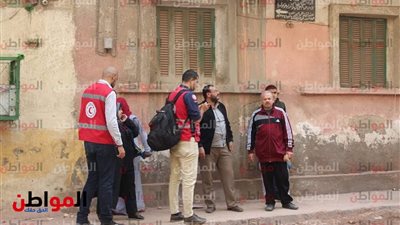التضامن تصرف مساعدات  لمتضرري عقار الإسكندرية المنهار ..والسكان: «مخدناش حاجة»