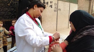 صور| إقبال كبير على حملة التطعيم ضد شلل الأطفال بمنشأة البكاري