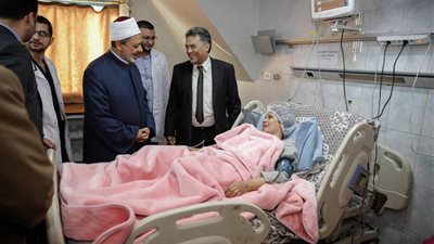 شيخ الأزهر يزور مصابي تفجير الدرب الأحمر الإرهابي 