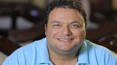 صور| مراد مكرم يشيد بعرض قواعد العشق الأربعون