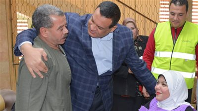 محافظ البحيرة يسلم 3 كراسي متحركة لذوي الاحتياجات الخاصة 