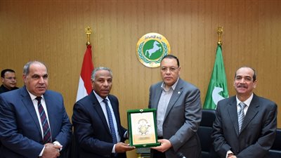 صور| تكريم رئيس بلبيس بالشرقية لبلوغه سن المعاش
