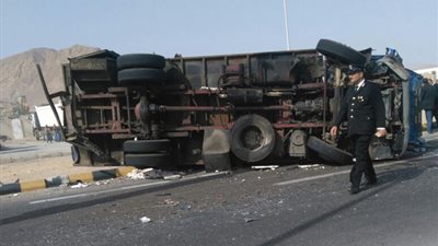 إصابة شخصين بانقلاب سيارة ترحيلات بالإسكندرية