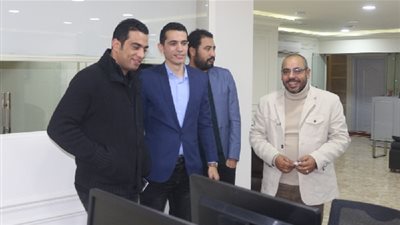 صور| شادي محمد يتفقد صالة تحرير «بوابة المواطن»