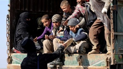 فيديو| كر وفرّ.. خروج المحاصرين من آخر معاقل داعش في سوريا