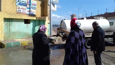 رئيس مدينة المحمودية تتابع كسح مياه الأمطار من الشوارع