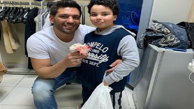 حسن الرداد لأحد الأطفال: وردتك احلي من اي جائزة 