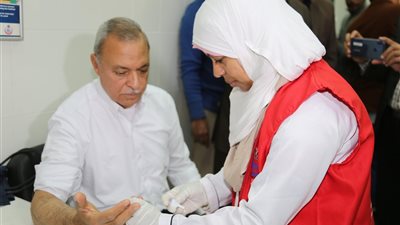 محافظ قنا يجري تحليل فيروس سي ضمن حملة 100 مليون صحة