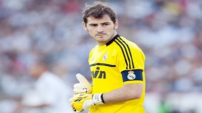 كاسياس يدعم ضحية الكلاسيكو وينتقد إدارة النادي