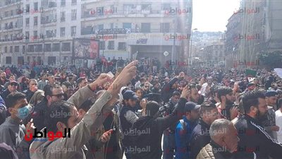 فيديو وصور لـ  « بوابة المواطن » متظاهرون يقتحمون المحيط الرئاسي.. والشرطة تتصدى  