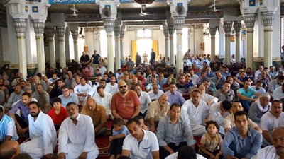 صور| توافد المصلين على مسجد التوبة لأداء صلاة الجمعة