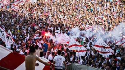 خاص.. جماهير الزمالك حلقة الوصل في مكالمة رئيس النادي ولاعبي الفريق قبل موقعة اليوم
