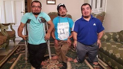 صور| 3 أشقاء معاقين بالمنوفية يناشدون الرئيس بـ «حياة كريمة»