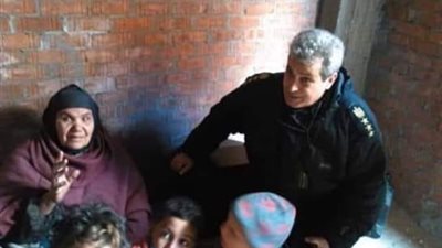 قصة صورة| رئيس شرطة المرافق يضرب أروع مثال للإنسانية 