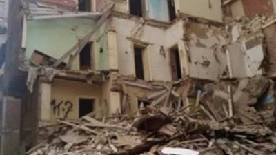سقوط منزل مكون من طابقين بالبحر الأعظم