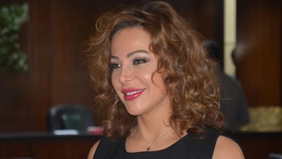 سوزان نجم الدين: المعنيون بالسياسة لا يعلموا شيئاً فيها