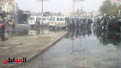 مياه الأمطار تحل محل المواصلات فى موقف أحمد حلمى بالقاهرة 