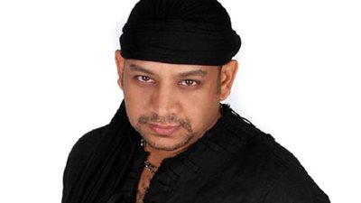 عصام كاريكا يشارك جمهوره صورة من أدغال غانا