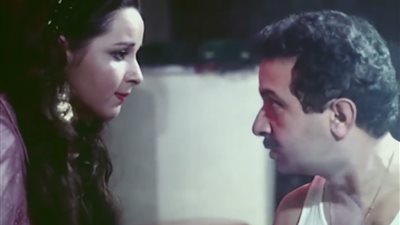 امرأة في مشهد | طب مينفعش يقوم بالشغلانة دي انا وانت هتعرضي نفسك للخطر علشاني
