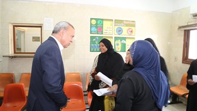محافظ قنا يسلم أولى جرعات علاج فيروس سي ضمن حملة 100 مليون صحة