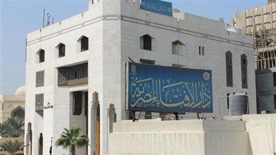 دار الإفتاء المصرية: يجوز للمُصلي حمل حقيبته اقتداءً بالرسول