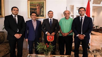 بعثة الأهلي تُهدي سفير مصر في الكونغو «دِرْع وعَلَم النادي»