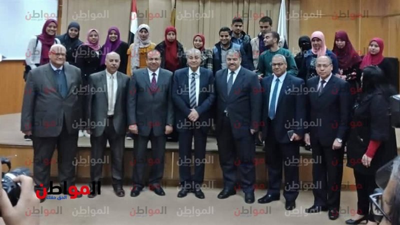  وزير التموين يكرم