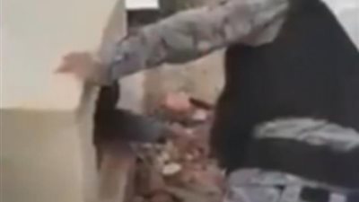 رجل يدفن نفسه حياً .. والسبب صادم 