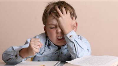 لو عنده صعوبة في الكتابة.. 5 علامات لـ معرفة لو ابنك مضطرب نفسيا