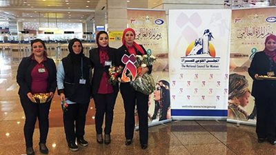 في اليوم العالمي للمرأة 2019| مطار القاهرة يستقبل السيدات بالورود والشوكولاتة