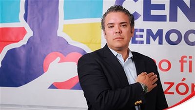 إنفوجراف| إيفان دوكي .. أصغر رئيس في تاريخ كولومبيا 