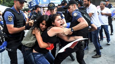 فيديو| الشرطة التركية وقمع المظاهرات النسائية في يوم المرأة 