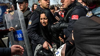 فيديو|أخر مهازل أردوغان.. تركيا تطلق الكلاب البوليسية على مسيرة نسائية 