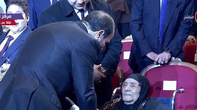 «الرئيس الإنسان رزق».. السيسي يُقبل يد والدة شهيدين 